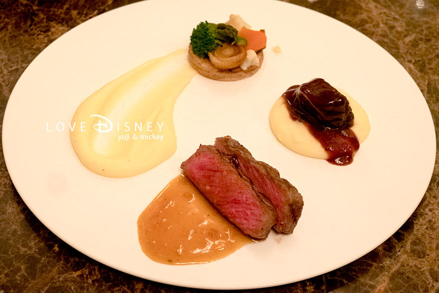東京ディズニーランドホテル、ドリーマーズ・ラウンジ「ディズニー・クリスマス2025、ディナーセット」メイン（肉料理）