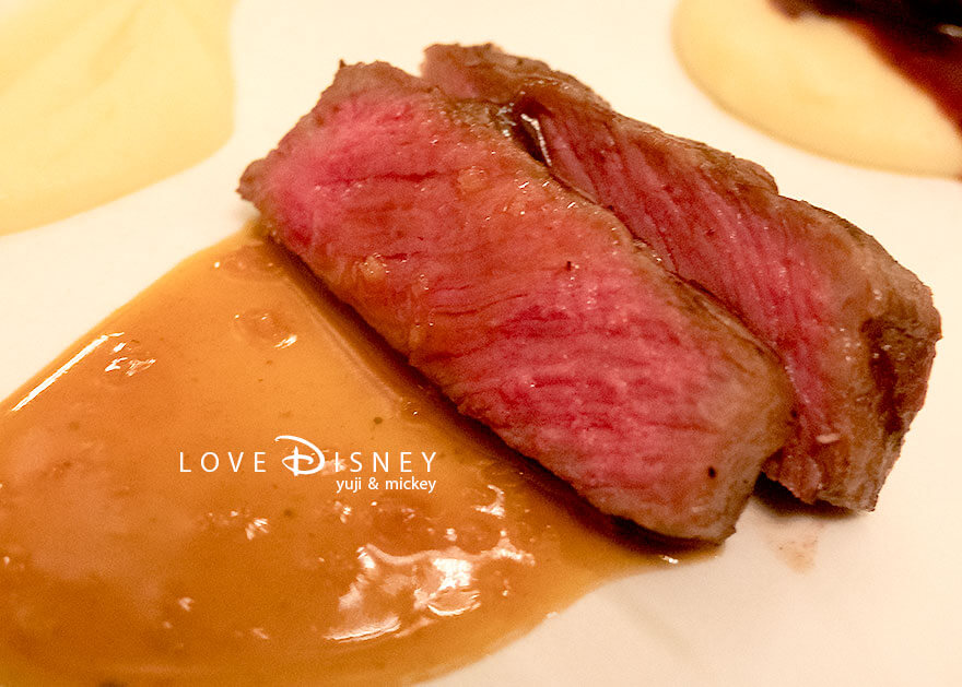 東京ディズニーランドホテル、ドリーマーズ・ラウンジ「ディズニー・クリスマス2025、ディナーセット」メイン（肉料理）国産牛サーロインのグリル