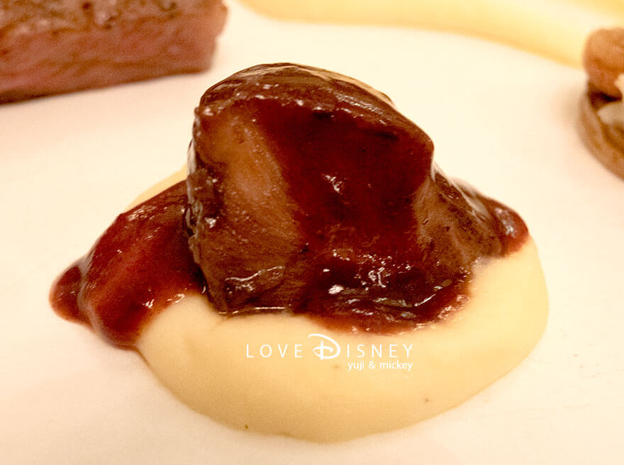 東京ディズニーランドホテル、ドリーマーズ・ラウンジ「ディズニー・クリスマス2025、ディナーセット」メイン（肉料理）牛ほほ肉の赤ワイン煮込み