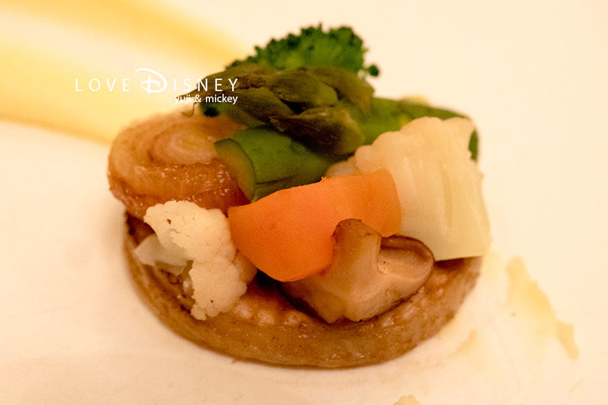 東京ディズニーランドホテル、ドリーマーズ・ラウンジ「ディズニー・クリスマス2025、ディナーセット」メイン（肉料理）焼き野菜