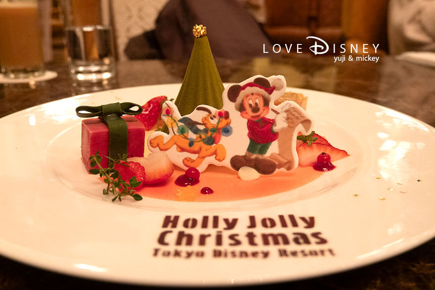 東京ディズニーランドホテル、ドリーマーズ・ラウンジ「ディズニー・クリスマス2025、ディナーセット」デザート（後ろ）