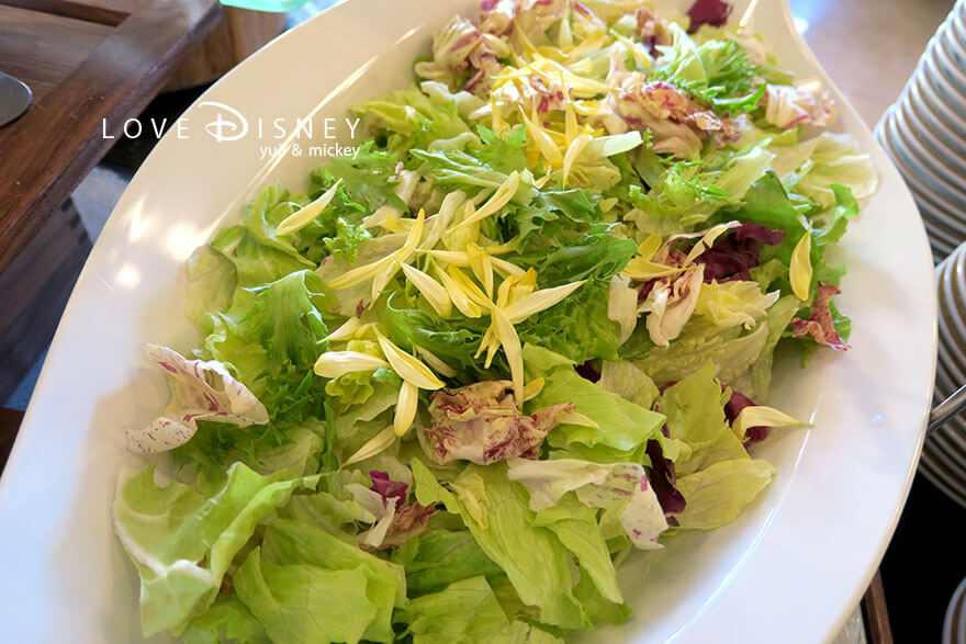 東京ディズニーランドホテル、シャーウッドガーデン・レストラン「イヤーエンド＆ニューイヤー」冷たい料理（ミックスサラダ）