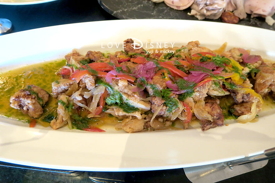 東京ディズニーランドホテル、シャーウッドガーデン・レストラン「イヤーエンド＆ニューイヤー」冷たい料理（鶏もも肉とヤゲン軟骨のエスカベッシュ）