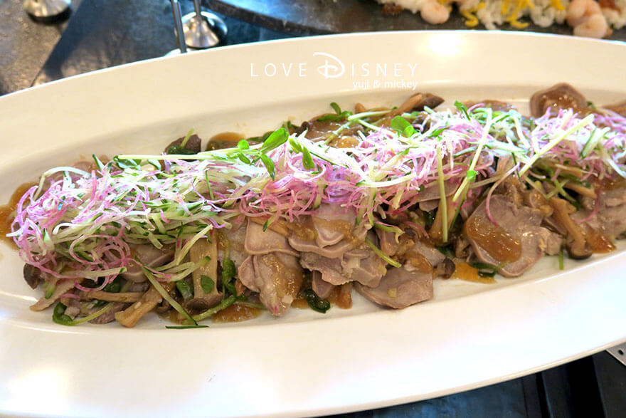 東京ディズニーランドホテル、シャーウッドガーデン・レストラン「イヤーエンド＆ニューイヤー」冷たい料理（豚タンのマリネワサビ風味のポン酢ジュレ）