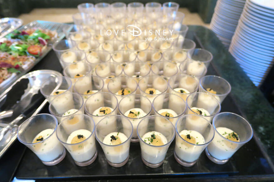 東京ディズニーランドホテル、シャーウッドガーデン・レストラン「イヤーエンド＆ニューイヤー」冷たい料理（カリフラワームースと紅ズワイ蟹のサラダ）