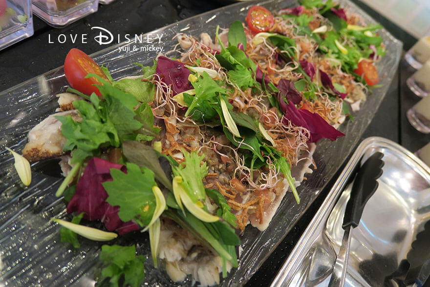 東京ディズニーランドホテル、シャーウッドガーデン・レストラン「イヤーエンド＆ニューイヤー」冷たい料理（ビンチョウマグロのカルパッチョ）