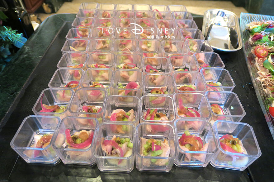 東京ディズニーランドホテル、シャーウッドガーデン・レストラン「イヤーエンド＆ニューイヤー」冷たい料理（糀味噌香る鴨むね肉のロースト）