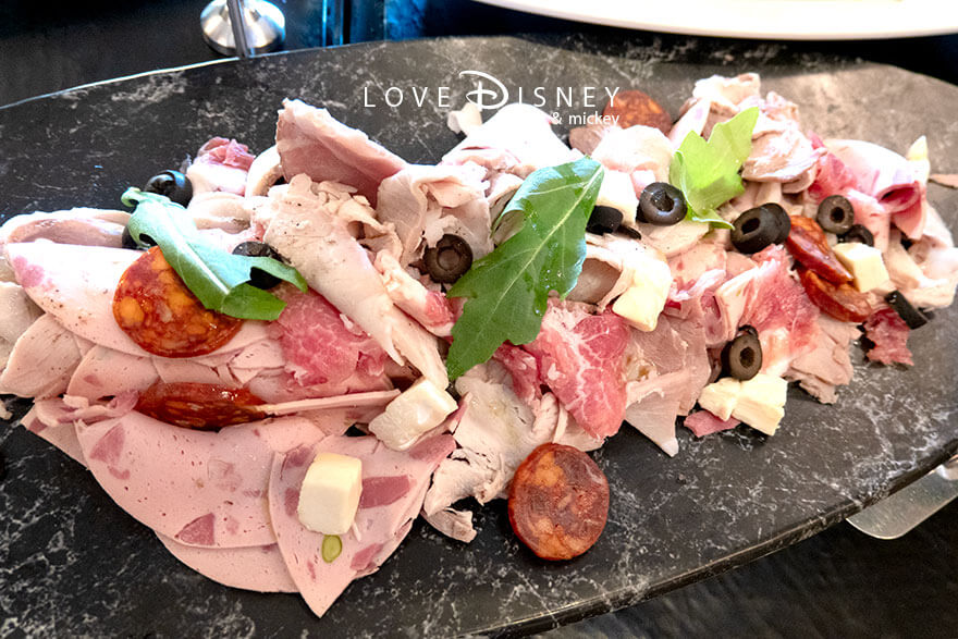 東京ディズニーランドホテル、シャーウッドガーデン・レストラン「イヤーエンド＆ニューイヤー」冷たい料理（特製ジャンボンとカマンベールの盛り合わせ）