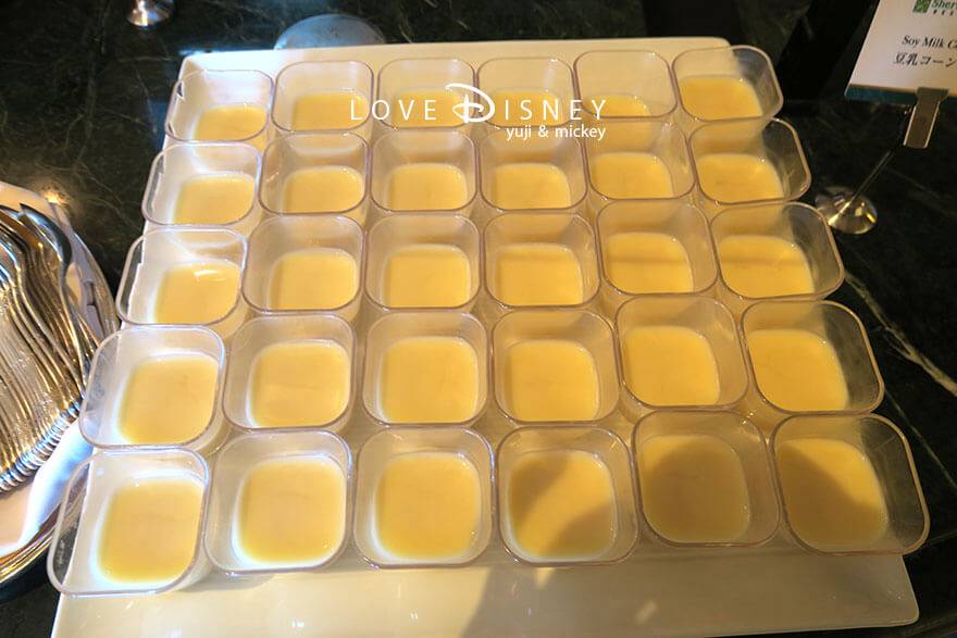 東京ディズニーランドホテル、シャーウッドガーデン・レストラン「イヤーエンド＆ニューイヤー」冷たい料理（豆乳コーンスープ）