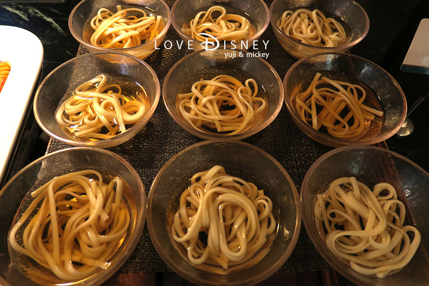 東京ディズニーランドホテル、シャーウッドガーデン・レストラン「イヤーエンド＆ニューイヤー」冷たい料理（うどん）