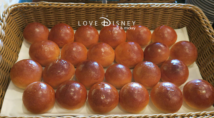 東京ディズニーランドホテル、シャーウッドガーデン・レストラン「イヤーエンド＆ニューイヤー」パン（バターロール）