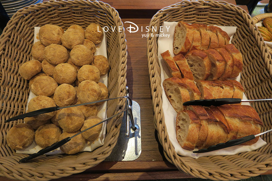 東京ディズニーランドホテル、シャーウッドガーデン・レストラン「イヤーエンド＆ニューイヤー」パン（きな粉ブレッド/バゲット）