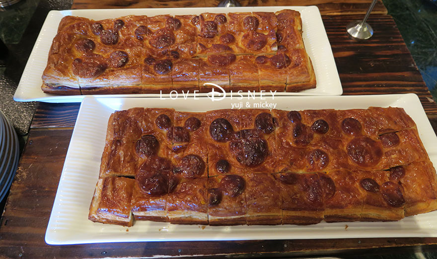 東京ディズニーランドホテル、シャーウッドガーデン・レストラン「イヤーエンド＆ニューイヤー」パン（カシスと栗のデニッシュ）