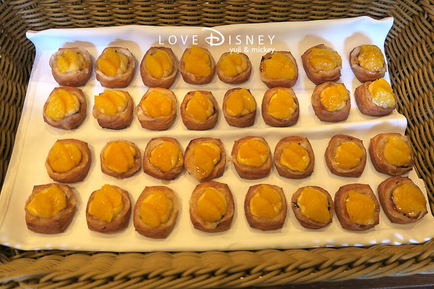 東京ディズニーランドホテル、シャーウッドガーデン・レストラン「イヤーエンド＆ニューイヤー」パン（求肥とオレンジのデニッシュ）