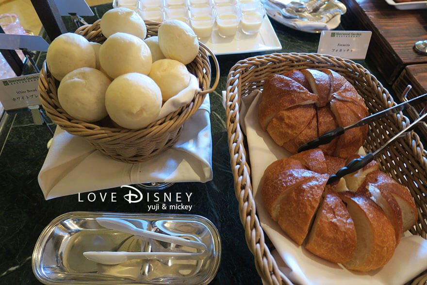東京ディズニーランドホテル、シャーウッドガーデン・レストラン「イヤーエンド＆ニューイヤー」パン（ホワイトブレッド/フォカッチャ）