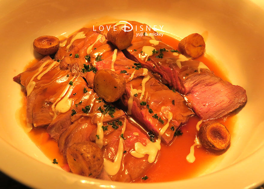 東京ディズニーランドホテル、シャーウッドガーデン・レストラン「イヤーエンド＆ニューイヤー」温かい料理（スモーク香る仔羊肉のロースト）