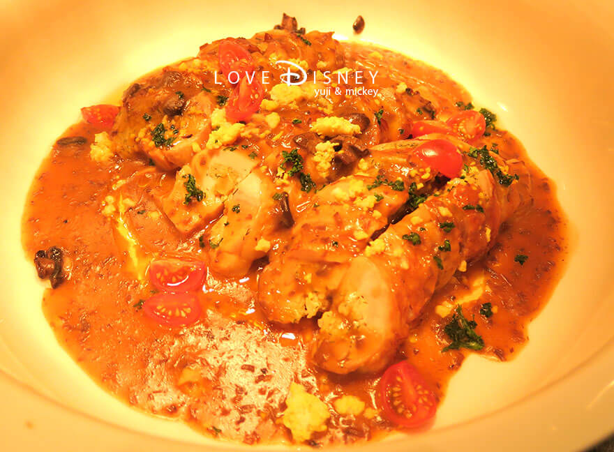 東京ディズニーランドホテル、シャーウッドガーデン・レストラン「イヤーエンド＆ニューイヤー」温かい料理（チキンバロティーヌマレンゴ風）