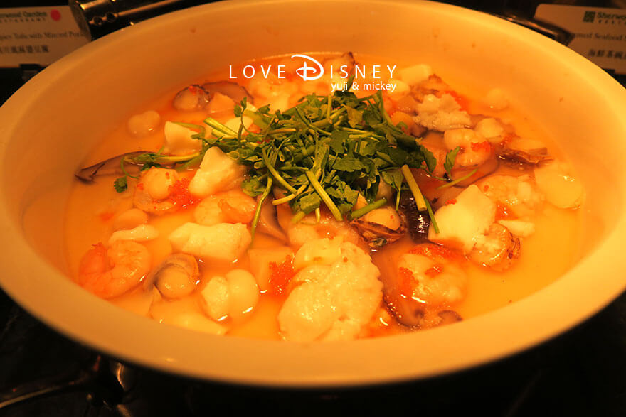東京ディズニーランドホテル、シャーウッドガーデン・レストラン「イヤーエンド＆ニューイヤー」温かい料理（海鮮茶碗蒸し）