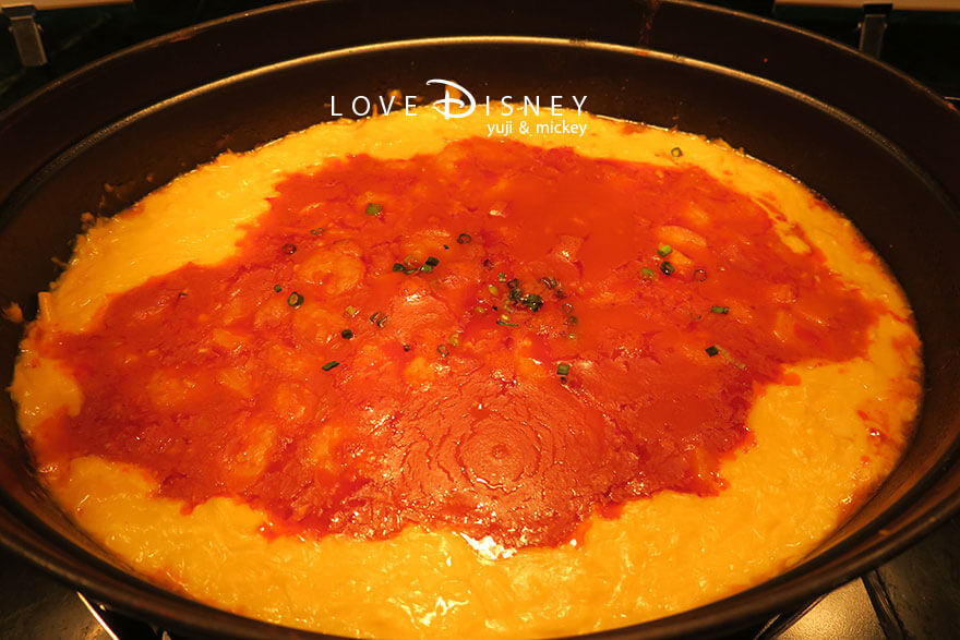 東京ディズニーランドホテル、シャーウッドガーデン・レストラン「イヤーエンド＆ニューイヤー」温かい料理（海老のチリソース）