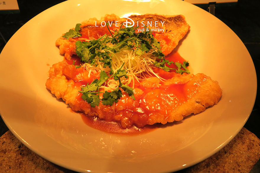 東京ディズニーランドホテル、シャーウッドガーデン・レストラン「イヤーエンド＆ニューイヤー」温かい料理（鯛の甘酢餡かけ）