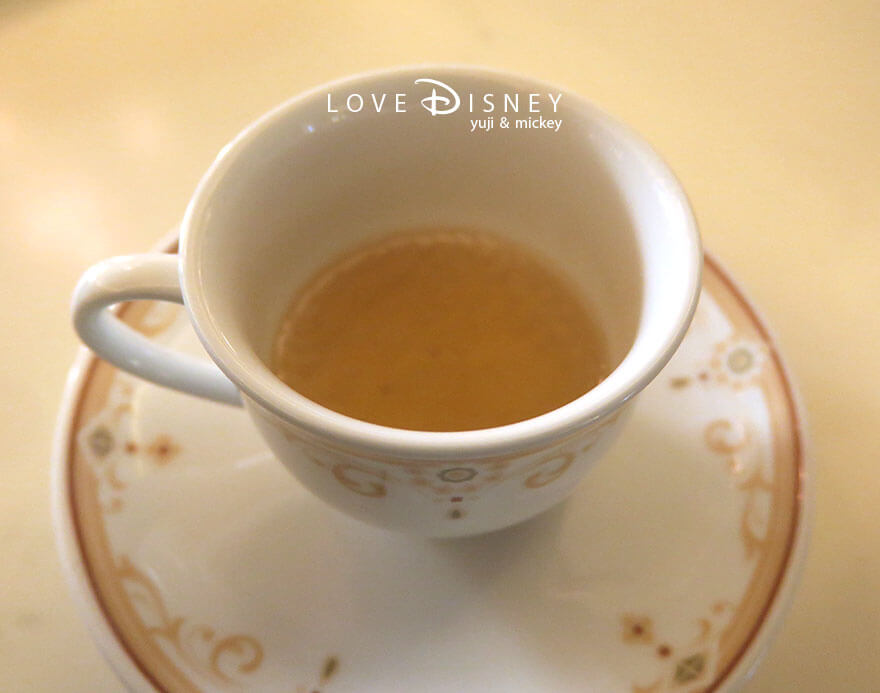 東京ディズニーランドホテル、シャーウッドガーデン・レストラン「イヤーエンド＆ニューイヤー」温かい料理（コンソメスープ）