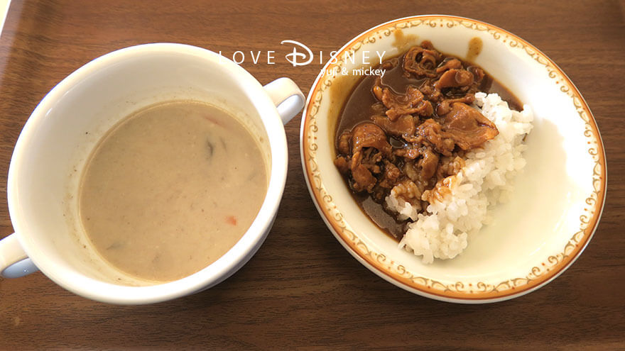 東京ディズニーランドホテル、シャーウッドガーデン・レストラン「イヤーエンド＆ニューイヤー」温かい料理（根菜のチャウダー/ビーフカリー/ライス）