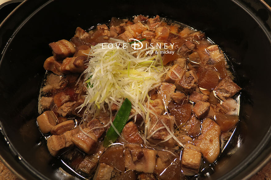 東京ディズニーランドホテル、シャーウッドガーデン・レストラン「イヤーエンド＆ニューイヤー」温かい料理（豚肉の角煮）