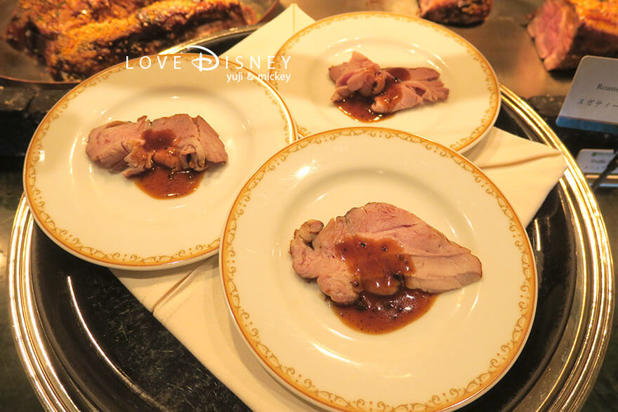 東京ディズニーランドホテル、シャーウッドガーデン・レストラン「イヤーエンド＆ニューイヤー」温かい料理（ヌガティーヌを纏ったポークのローストトリュフソースと共に）