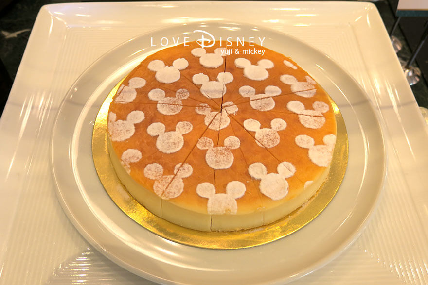 東京ディズニーランドホテル、シャーウッドガーデン・レストラン「イヤーエンド＆ニューイヤー」デザート（ベイクドチーズケーキ）