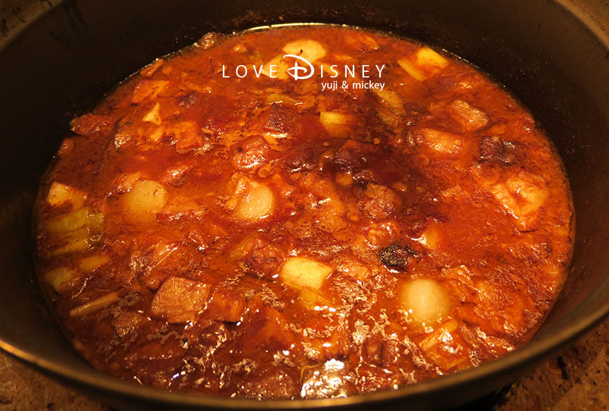 東京ディズニーランドホテル、シャーウッドガーデン・レストラン「イヤーエンド＆ニューイヤー」温かい料理（牛バラ肉の和風赤ワイン煮）