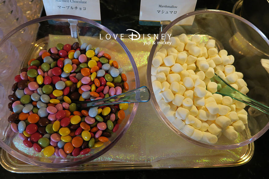 東京ディズニーランドホテル、シャーウッドガーデン・レストラン「イヤーエンド＆ニューイヤー」デザート（マーブルチョコ/マシュマロ）