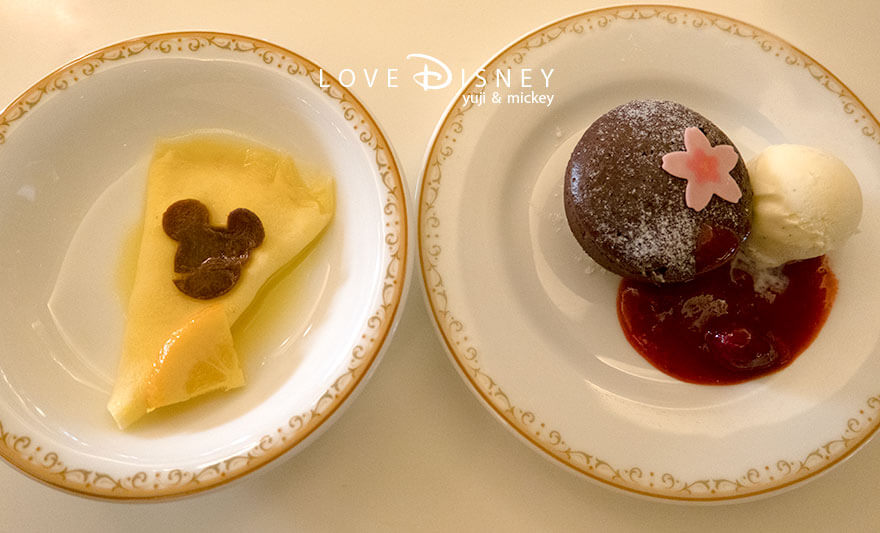 東京ディズニーランドホテル、シャーウッドガーデン・レストラン「イヤーエンド＆ニューイヤー」デザート（クレープシュゼット/フォンダンショコラバニラアイス添え）