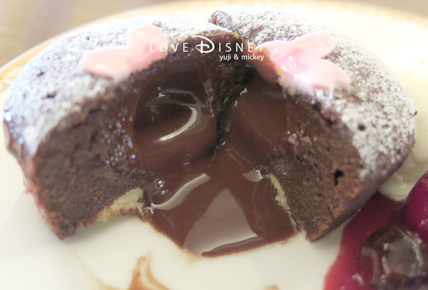 東京ディズニーランドホテル、シャーウッドガーデン・レストラン「イヤーエンド＆ニューイヤー」デザート（フォンダンショコラバニラアイス添え）