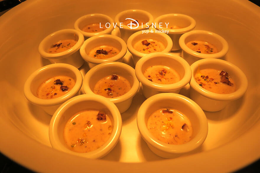 東京ディズニーランドホテル、シャーウッドガーデン・レストラン「イヤーエンド＆ニューイヤー」温かい料理（白身魚と帆立貝のムースポルチーニソース）