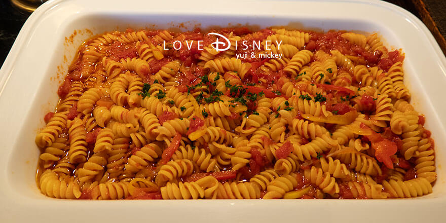 東京ディズニーランドホテル、シャーウッドガーデン・レストラン「イヤーエンド＆ニューイヤー」温かい料理（サルシッチャとアンチョヴィのぺぺナータ風フジッリ）