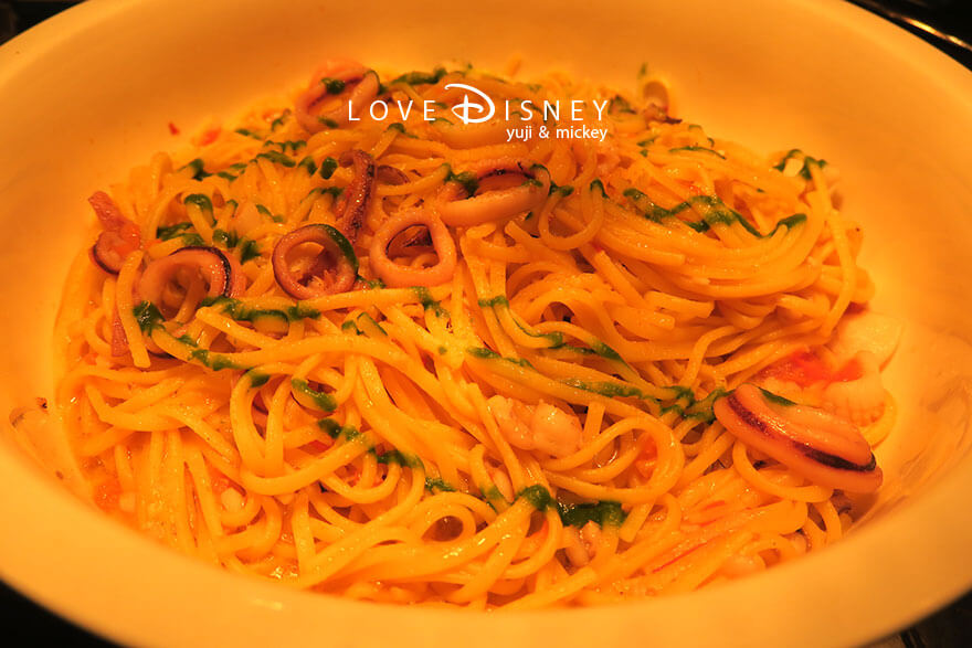 東京ディズニーランドホテル、シャーウッドガーデン・レストラン「イヤーエンド＆ニューイヤー」温かい料理（イカとボッタルガのリングイネ）
