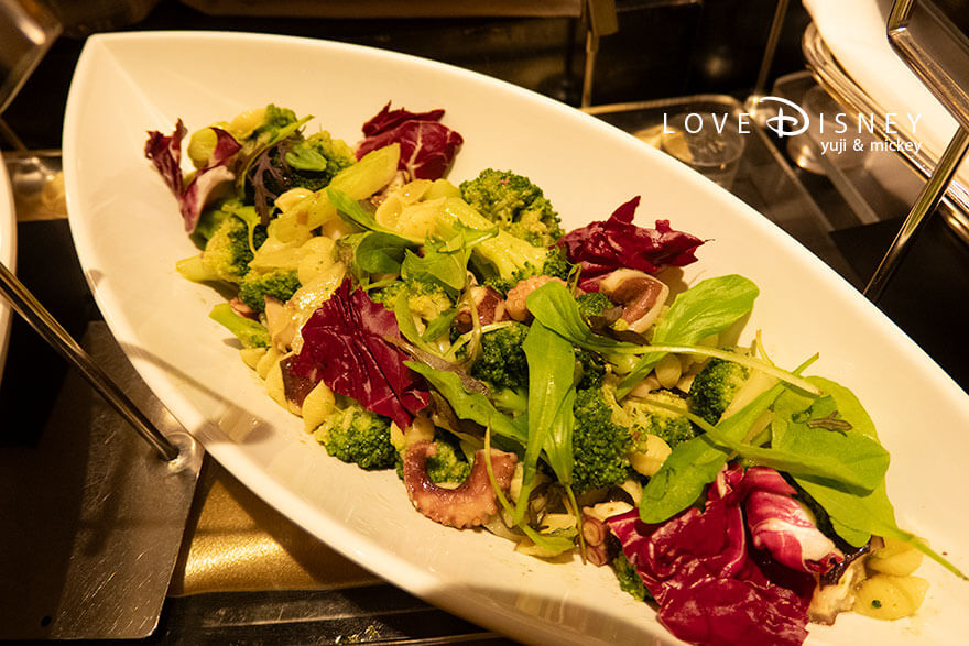ディズニーアンバサダーホテル、シェフ・ミッキー、イヤーエンド&ニューイヤースペシャルディナーブッフェ、冷たい料理(タコとブロッコリーのアンチョヴィソース)