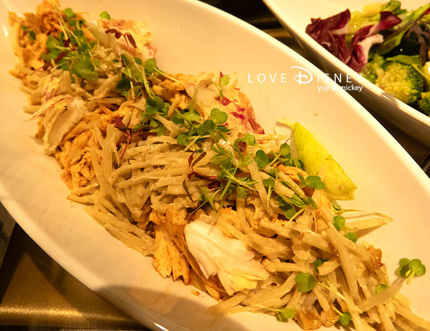 ディズニーアンバサダーホテル、シェフ・ミッキー、イヤーエンド&ニューイヤースペシャルディナーブッフェ、冷たい料理(スパイシーチキン牛蒡とクルミ)