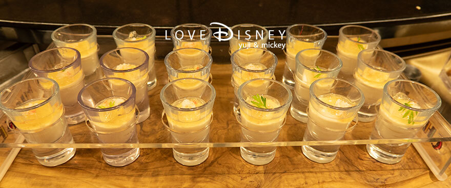 ディズニーアンバサダーホテル、シェフ・ミッキー、イヤーエンド&ニューイヤースペシャルディナーブッフェ、冷たい料理(紅ズワイ蟹とカリフラワームース)