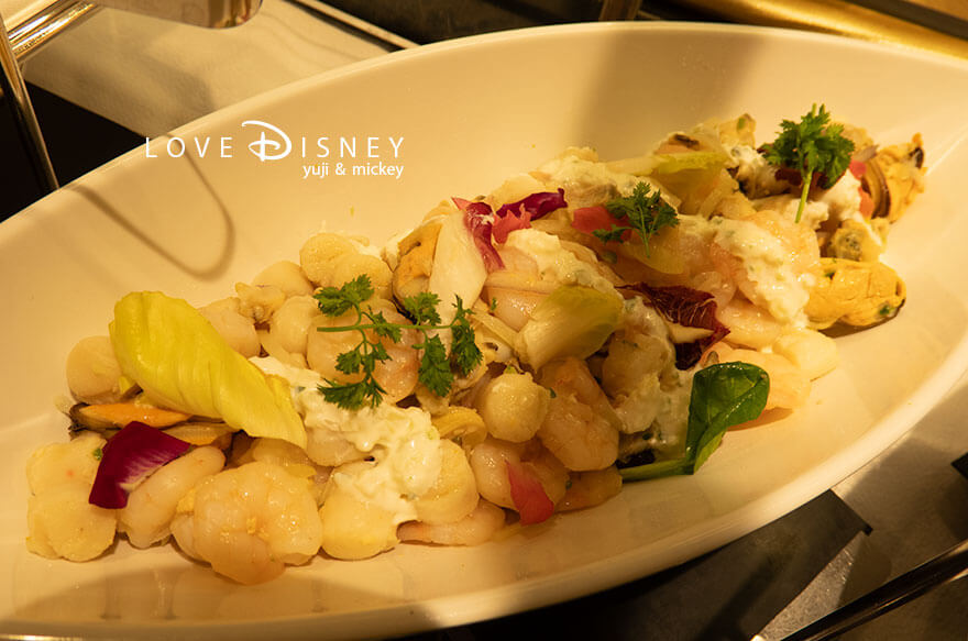 ディズニーアンバサダーホテル、シェフ・ミッキー、イヤーエンド&ニューイヤースペシャルディナーブッフェ、冷たい料理(シュリンプと貝類のマリネグリークヨーグルトソース)