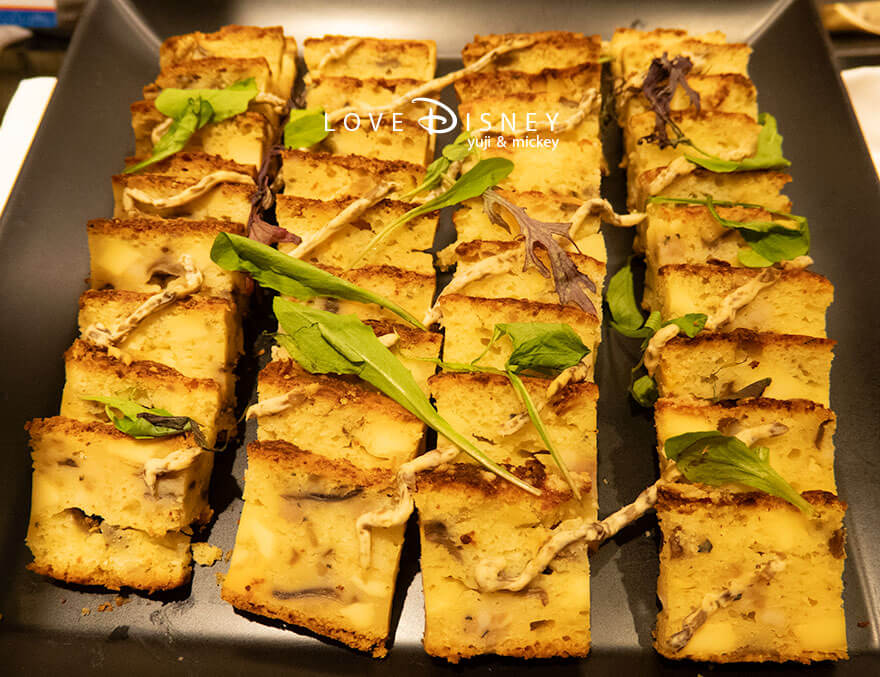 ディズニーアンバサダーホテル、シェフ・ミッキー、イヤーエンド&ニューイヤースペシャルディナーブッフェ、冷たい料理(3種類のチーズとマッシュルームのケークサレ)