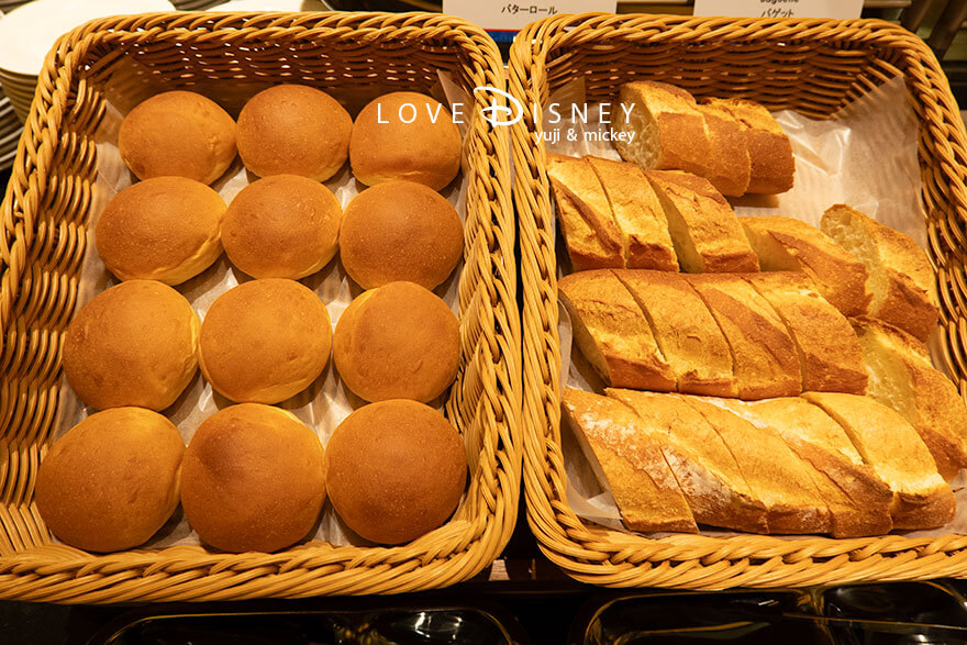 ディズニーアンバサダーホテル、シェフ・ミッキー、イヤーエンド＆ニューイヤースペシャルディナーブッフェ、パン（バターロール/バゲット）