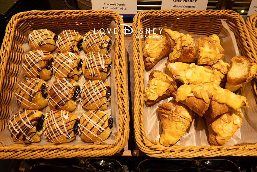 ディズニーアンバサダーホテル、シェフ・ミッキー、イヤーエンド&ニューイヤースペシャルディナーブッフェ、パン(チョコレートデニッシュ/アーモンドクロワッサン)