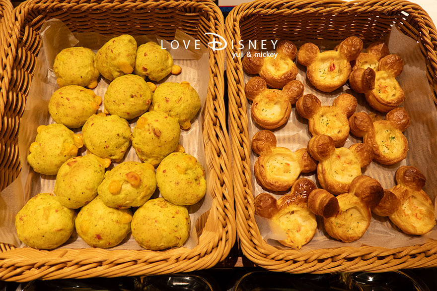 ディズニーアンバサダーホテル、シェフ・ミッキー、イヤーエンド&ニューイヤースペシャルディナーブッフェ、パン(ペパロニとチェダーチーズのブレッド/カニクリームデニッシュ)