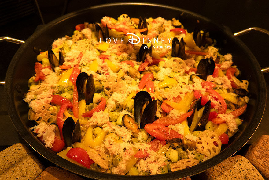 ディズニーアンバサダーホテル、シェフ・ミッキー、イヤーエンド&ニューイヤースペシャルディナーブッフェ、温かい料理(貝類とクラブミートのピラフ)