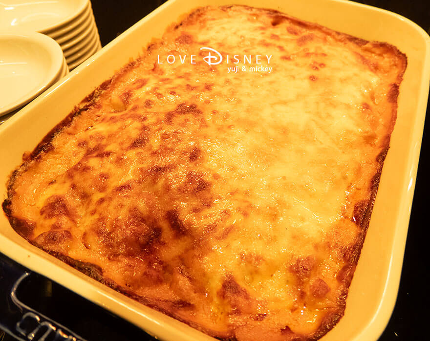 ディズニーアンバサダーホテル、シェフ・ミッキー、イヤーエンド&ニューイヤースペシャルディナーブッフェ、温かい料理(シュリンプとポテトグラタン)