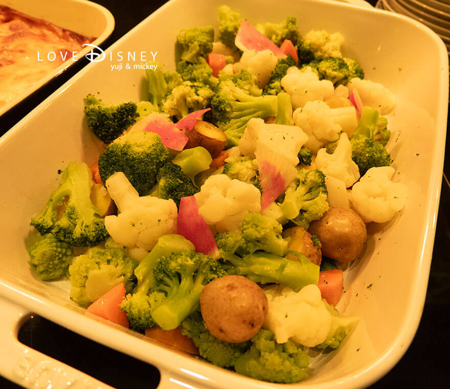 ディズニーアンバサダーホテル、シェフ・ミッキー、イヤーエンド&ニューイヤースペシャルディナーブッフェ、温かい料理(スチームベジタブル)