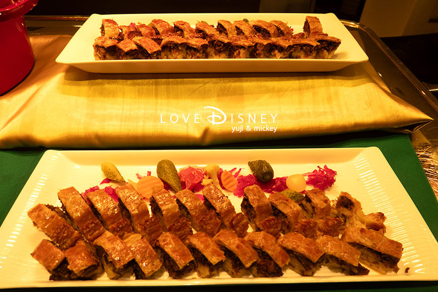 ディズニーアンバサダーホテル、シェフ・ミッキー、イヤーエンド&ニューイヤースペシャルディナーブッフェ、温かい料理(牛スジ肉と茸のパイ包み焼き デミグラス風味)