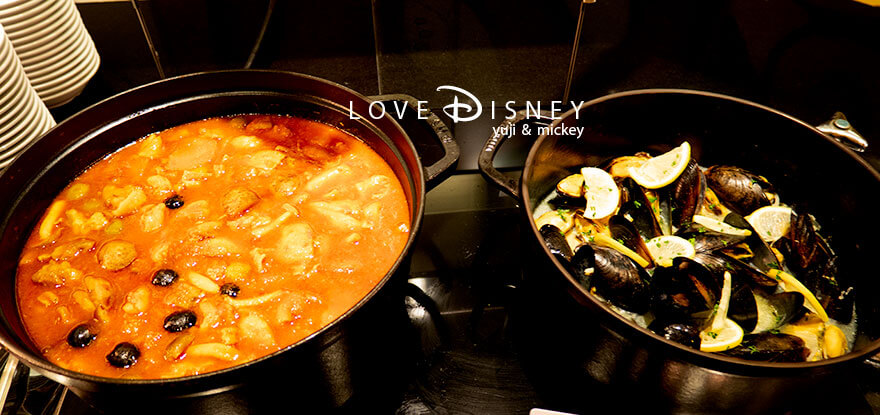 ディズニーアンバサダーホテル、シェフ・ミッキー、イヤーエンド&ニューイヤースペシャルディナーブッフェ、温かい料理(チキンカチャトーレ/ムール貝のマリニエールソース)