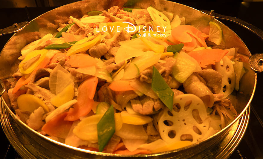 ディズニーアンバサダーホテル、シェフ・ミッキー、イヤーエンド&ニューイヤースペシャルディナーブッフェ、温かい料理(国産豚バラ肉と根菜の香り蒸し)